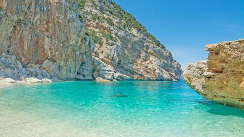 Le acque cristalline di Cala Mariolu nella costa di Baunei