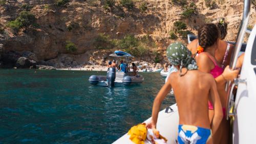 Persone a bordo del gommone durante l'escursione a Cala Mariolu e Cala Goloritzé