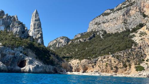 Guglia di Cala Goloritzé e mare cristallino