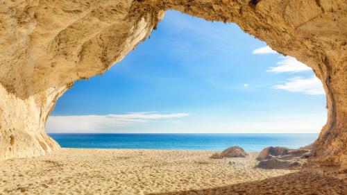 Una de las cuevas de la playa de Cala Luna, en el golfo de Orosei