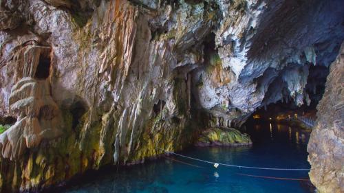 Entrada a la cueva desde el mar en el Golfo de Orosei