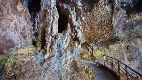 Interior de las cuevas con visita guiada en Dorgali