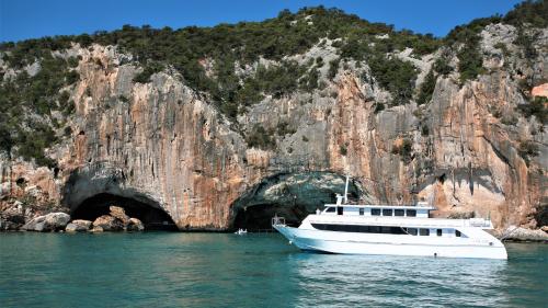 Motorship cerca de la entrada a las Cuevas del Bue Marino en el Golfo de Orosei