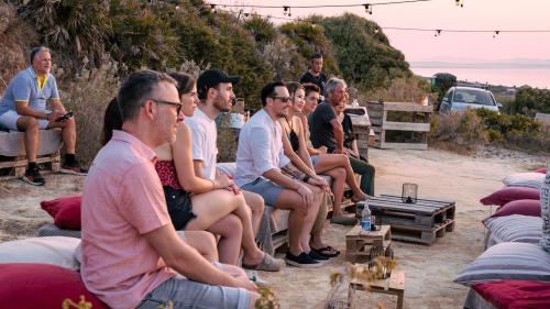 Gruppo di persone sedute mentre fa la degustazione nella tenuta a Castelsardo