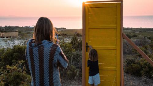 Persone nella tenuta mentre fanno il picnic nell'area di Castelsardo