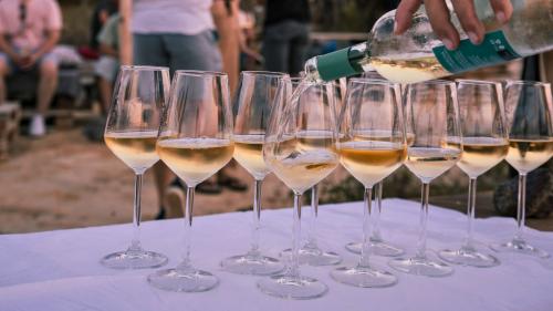 Tavola apparecchiata con i bicchieri di vino pronti per la degustazione nel territorio di Castelsardo