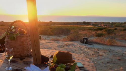 Cesto con dentro dell'uva per il picnic nella tenuta a Castelsardo