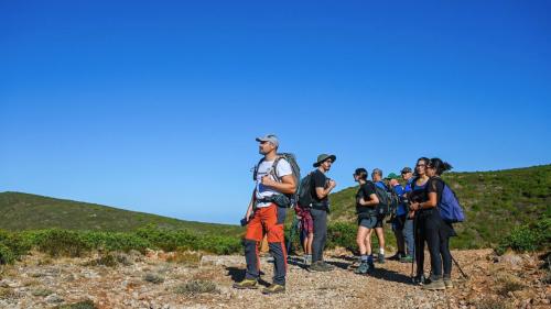 Gruppo di persone mentre fanno trekking tra Masua e Nebida