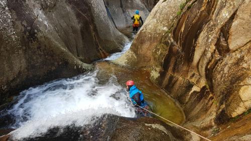 Persone mentre fanno canyoning a Gonnosfanadiga