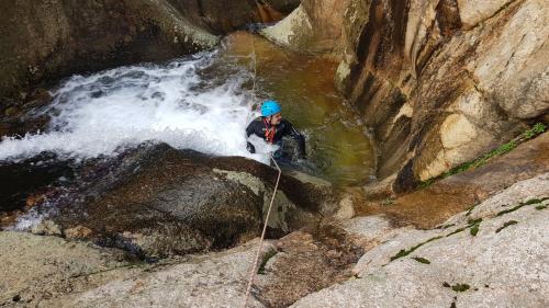 Persona mentre fa canyoning nel Rio Zairi vicino a Villacidro