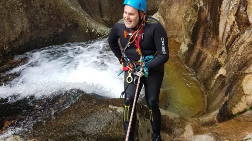 Uomo si diverte mentre fa canyoning nel Rio Zairi nel sud-ovest della Sardegna