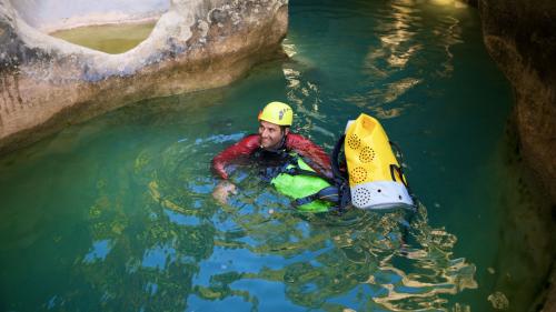 Ragazzo nuota nell'acqua del torrente del Rio Zairi a Villacidro