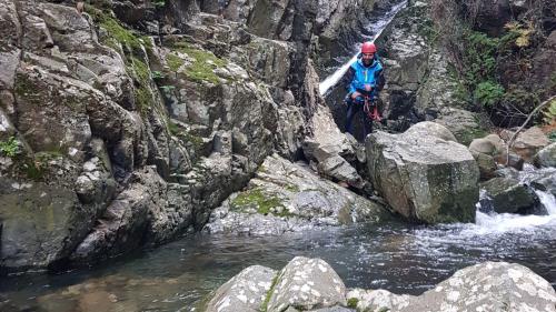 Persona tra le rocce del Rio Zairi mentre fa canyoning vicino Villacidro