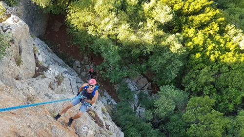 Persona mentre percorre la via Ferrata di Gutturu Xeu ad Iglesias nel sud-ovest della Sardegna