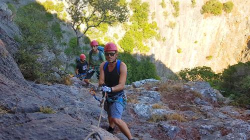 Gruppo di persone mentre fanno abseiling nel territorio di Iglesias nel sud-ovest della Sardegna