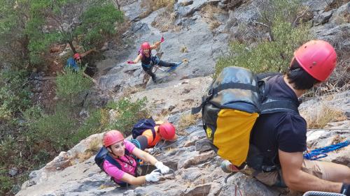 Persone mentre percorrono la Via Ferrata di Gutturu Xeu a Iglesias