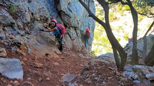 Persone mentre fanno abseiling a Gutturu Xeu nel territorio del Sulcis Iglesiente