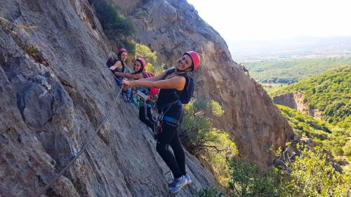 Due ragazze sorridono mentre percorrono la Via Ferrata di Gutturu Xeu a Iglesias 