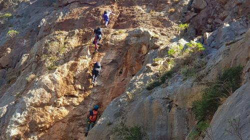 Persone mentre scalano una via ferrata nell'area del Sulcis-Iglesiente