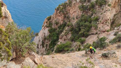 Dry canyoning nel Canale Porto Flavia con vista sul mare della costa sud-ovest della Sardegna