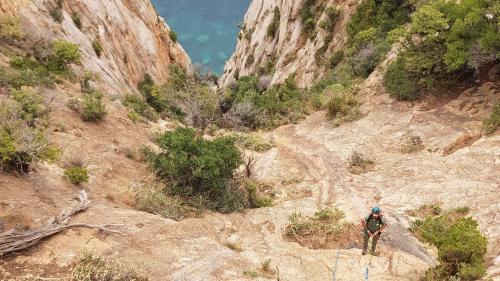 Persona mentre fa dry canyoning nel canale fossile di Porto Flavia nel sud-ovest della Sardegna