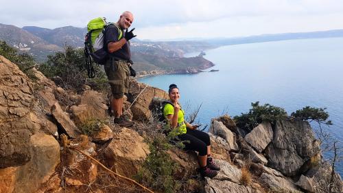 Due persone durante l'escursione di dry canyoning con vista sulla costa sud-ovest della Sardegna