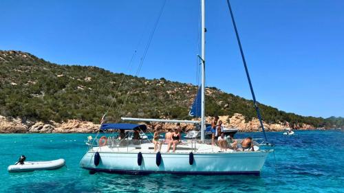 Barca a vela mentre naviga nelle acque cristalline dell'arcipelago di La Maddalena