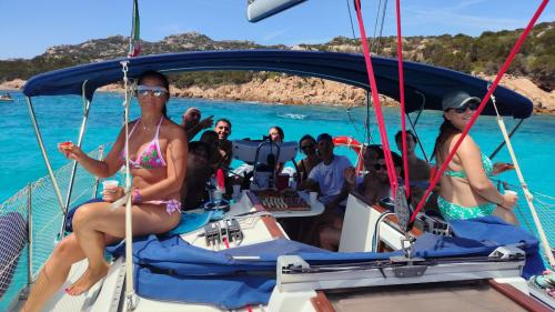 Persone a bordo della barca a vela durante il tour nell'arcipelago di La Maddalena