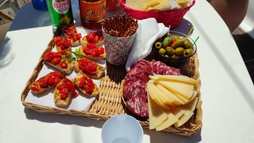 Aperitivo offerto durante il tour in barca a vela nell'arcipelago di La Maddalena nel nord-est della Sardegna