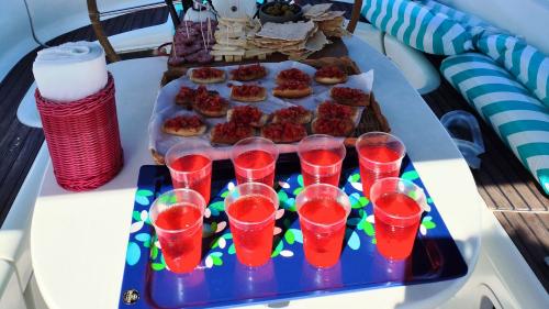 Bicchieri di aperol spritz e stuzzichini durante la pausa aperitivo a Porto Madonna