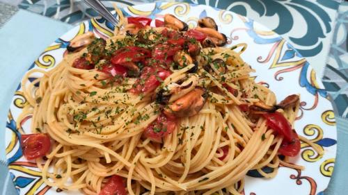 Spaghetti alle cozze e pomodorini offerti per pranzo durante il tour in barca nell'arcipelago di La Maddalena