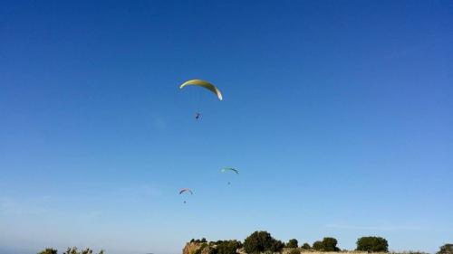 Les randonneurs volent en parapente avec des instructeurs expérimentés