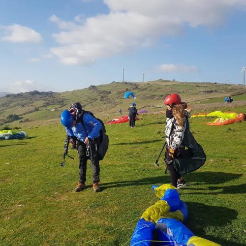 Preparazione per il volo in parapendio a Castelsardo