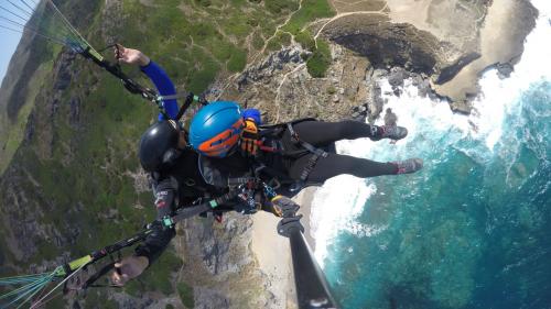 Tandem-Gleitschirmflug und die Küste Nordsardiniens