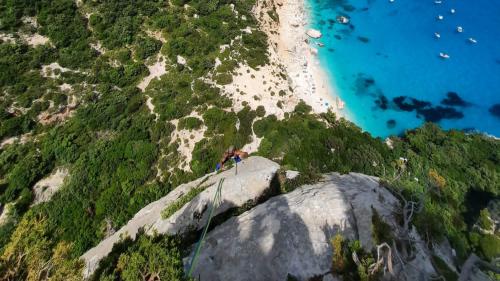 Guy climbs on the Needle Goloritzè