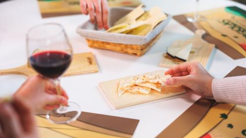 Dégustation de fromages de la laiterie et de vins locaux