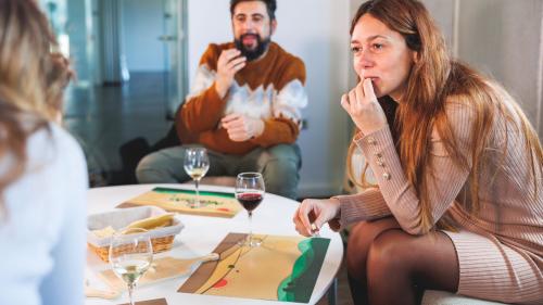 Les participants à l'atelier dégustent du vin et du fromage