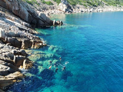 Schwimmer schwimmen im kristallblauen Wasser der Molara AMP Pools