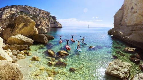 Gruppe junger Leute auf SUP in Cagliari