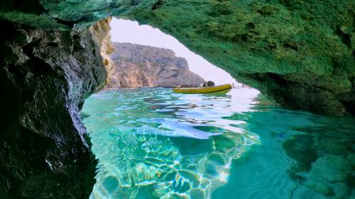 Meereshöhle an der Sella del Diavolo in Cagliari