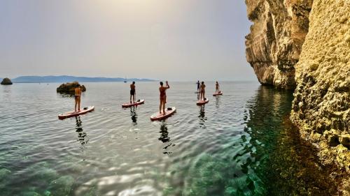 Gruppe junger Leute auf SUP in Cagliari