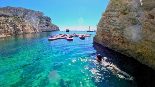 SUP an der Küste von Cagliari