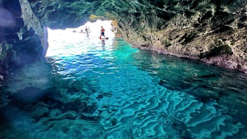 Meereshöhle an der Sella del Diavolo in Cagliari