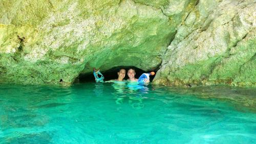 Schnorcheln an der Sella del Diavolo in Cagliari während der SUP-Tour