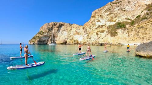 Gruppe junger Leute auf SUP in Cagliari