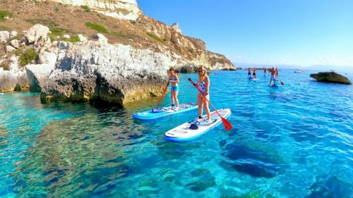 Gruppe junger Leute auf SUP in Cagliari