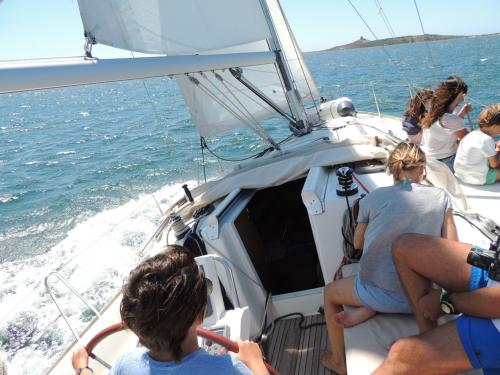 Passeggeri a bordo di una barca a vela