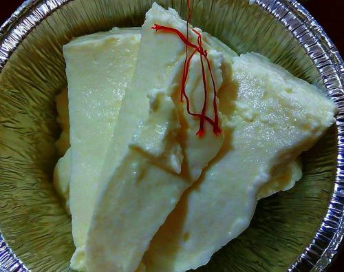 Saffron-flavored cheese offered during the tasting at the Olmedo workshop