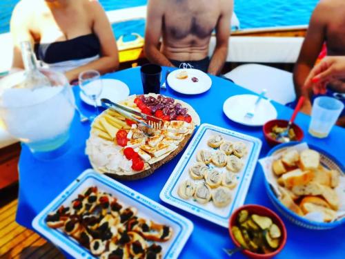 Apéritif à bord du gozzo dans le golfe de l'Asinara