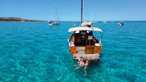 Poppa del gozzo à l'Asinara avec les participants à la baignade